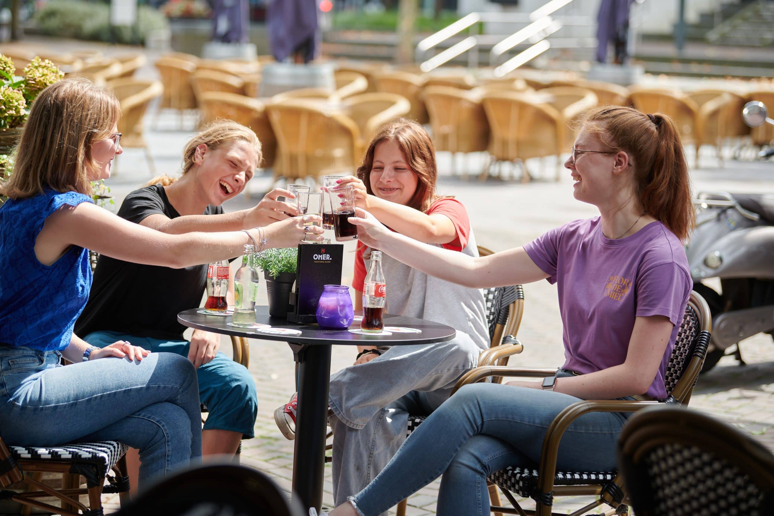 Jongeren proosten op een terras op de Oude Markt