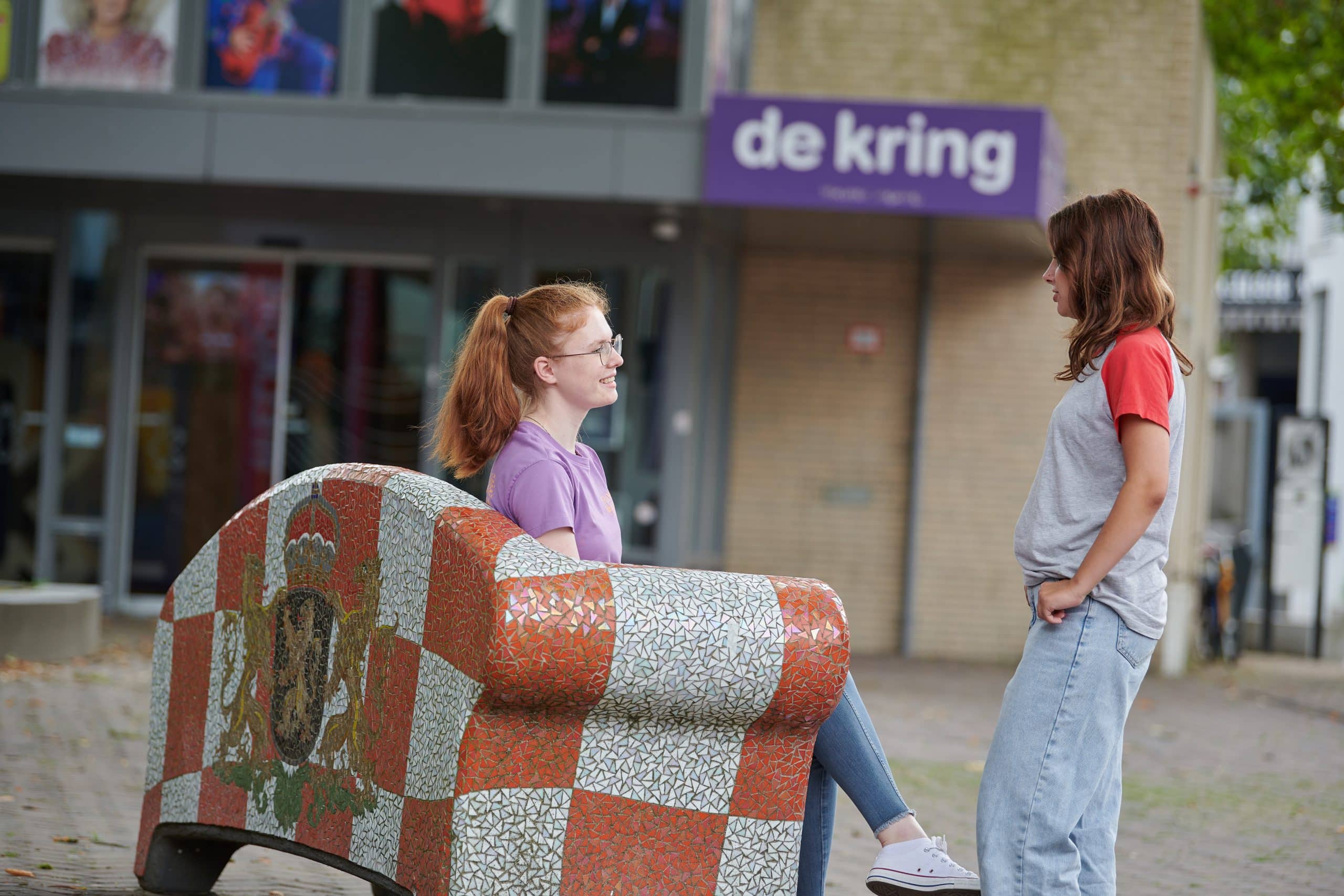 Jongeren op een bankje voor De Kring