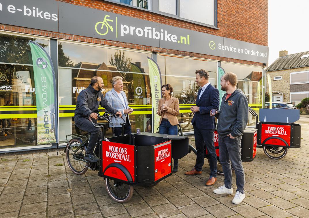 3 bakfietsen worden overhandigd