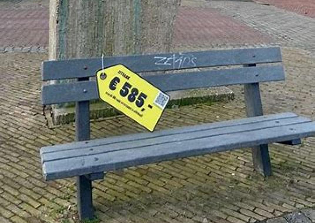 bankje met prijskaartje