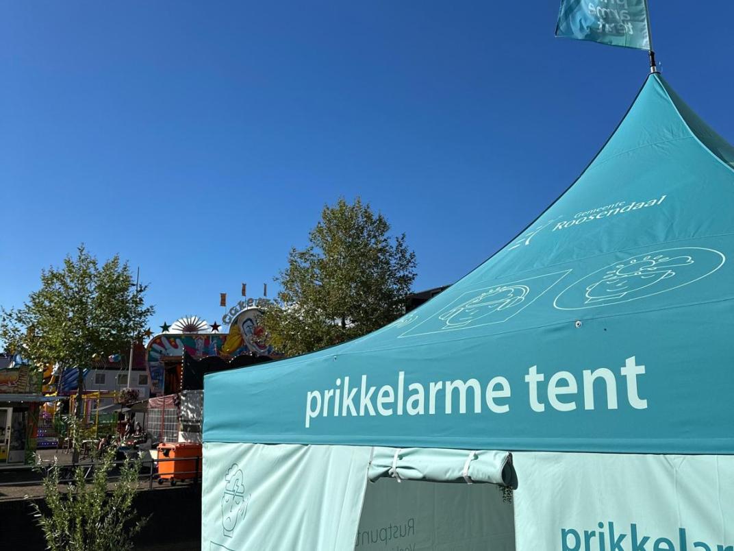Buitenkant prikkelarme tent op kermis