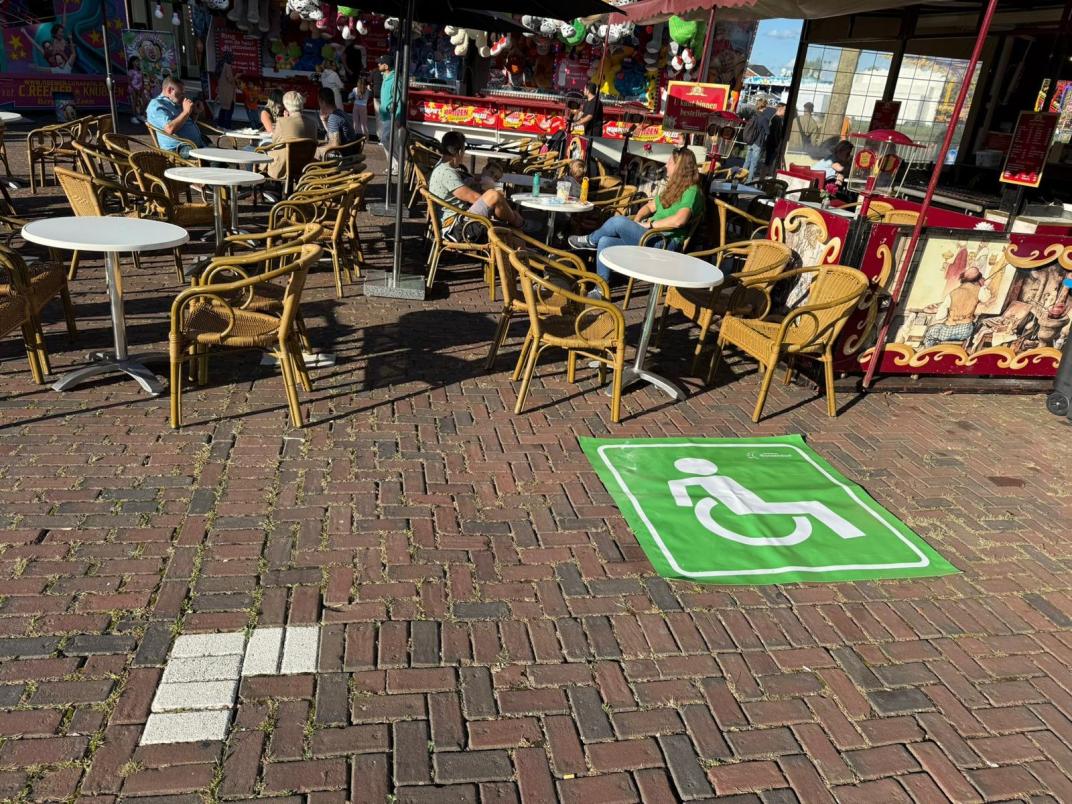 Rolsoelplaats bij terras op kermis